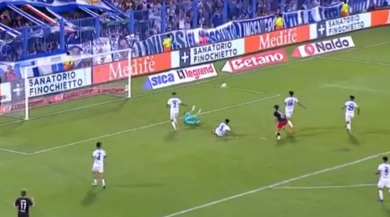 La atajada de Montero en Vélez vs. River Plate. (Foto: X / @SC_ESPN)