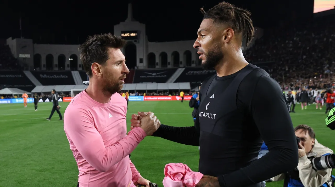 Messi le cambió la camiseta a Denis Bouanga. (Foto: Getty Images)