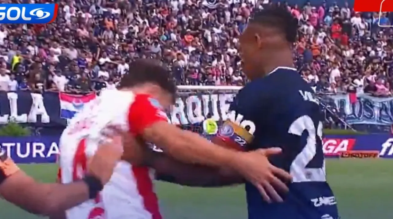 El empujón de Sebastián Villa a Santiago Arias. (Foto: X / @golcaracol)