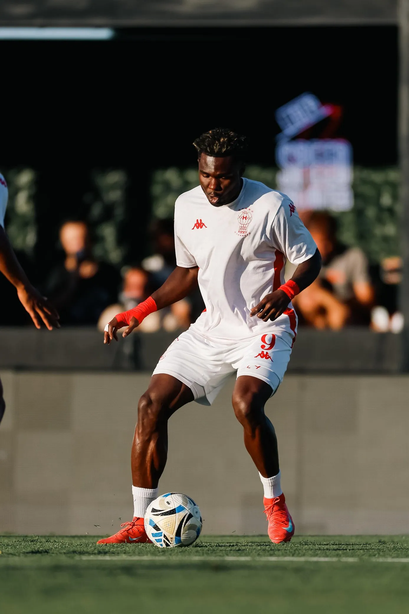 Jordy Caicedo la pasa muy mal en Huracán. (Foto: @CAHuracan)