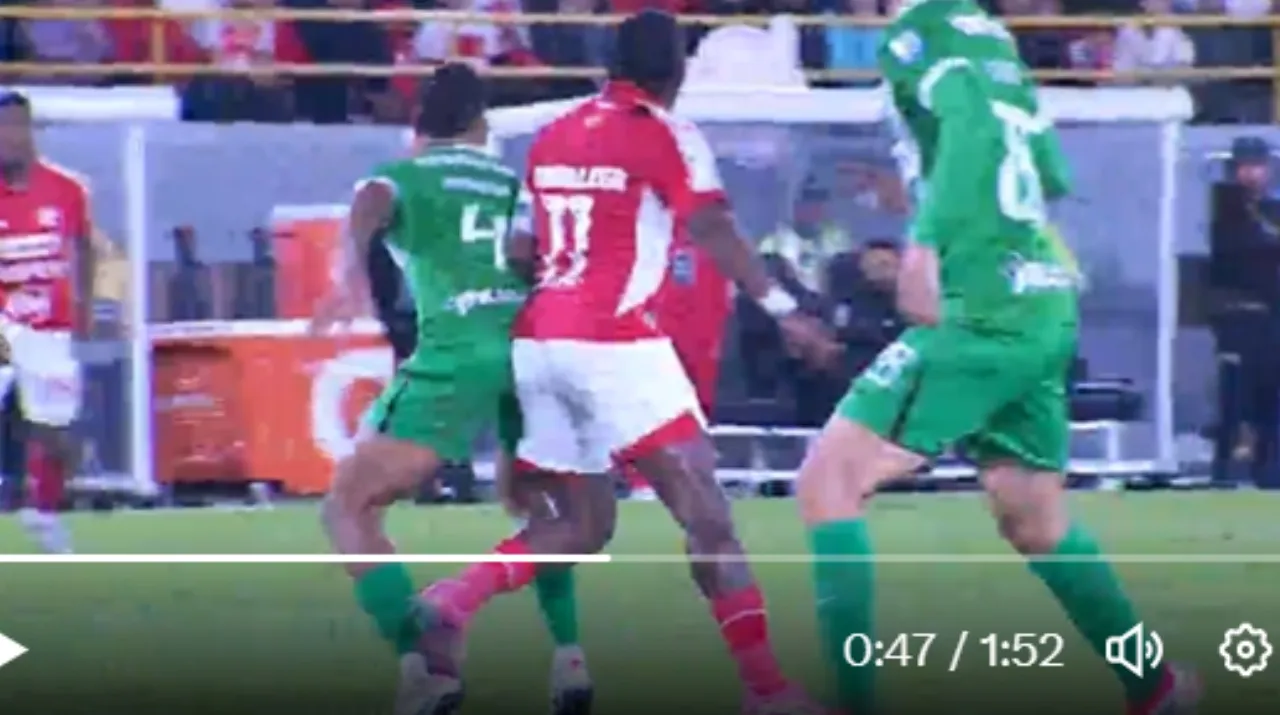 Por este contacto habrían anulado el gol de Santa Fe. (Foto: captura de pantalla Win Sports)