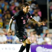 VIDEO | ¡Cuidado con Leo! Hinchas invaden la cancha y la seguridad termina derribando a Messi