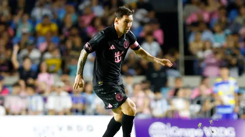 VIDEO | ¡Cuidado con Leo! Hinchas invaden la cancha y la seguridad termina derribando a Messi Foto: Getty