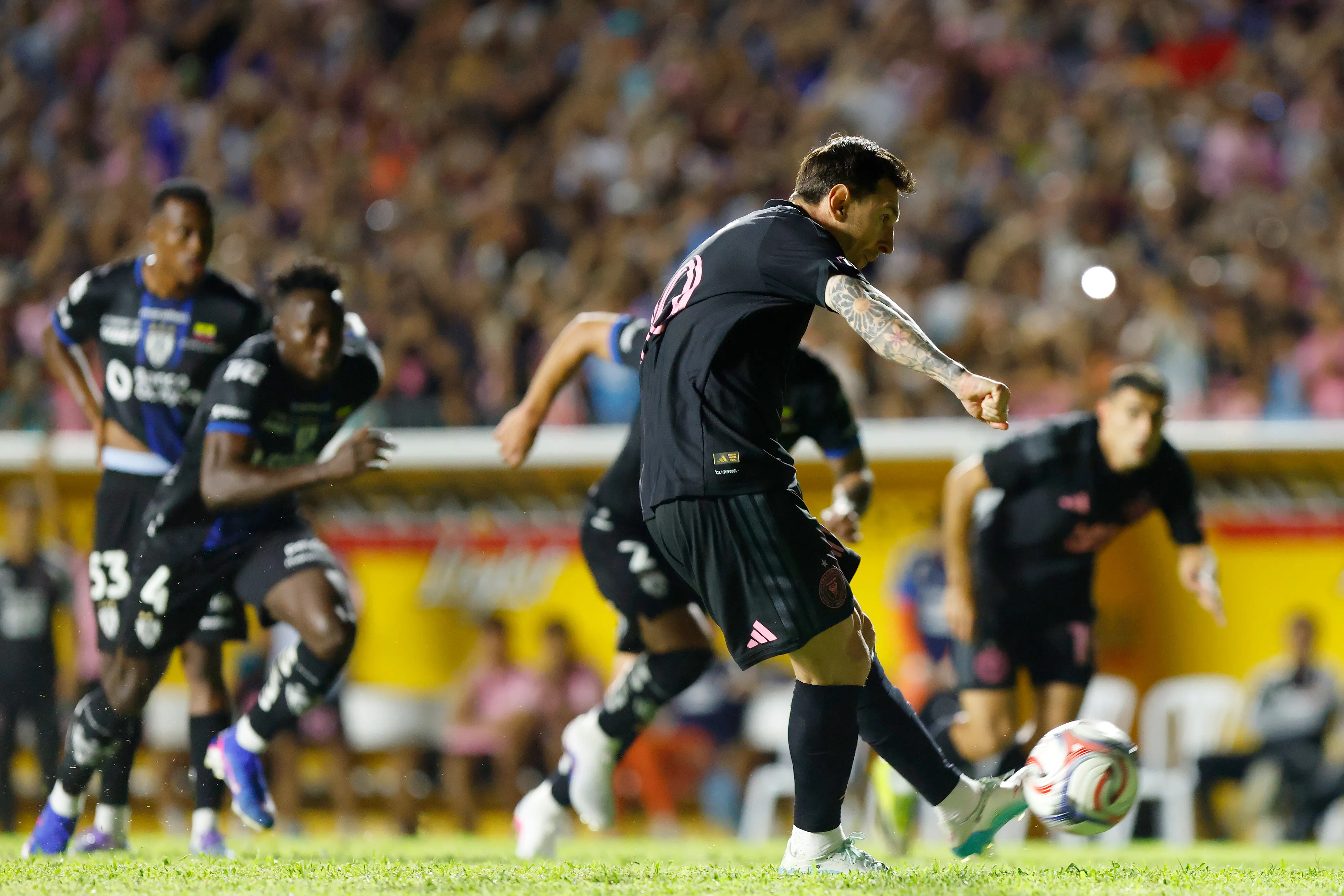 Messi anotó el gol de la victoria de penal vs. Independiente del Valle. Foto: Getty