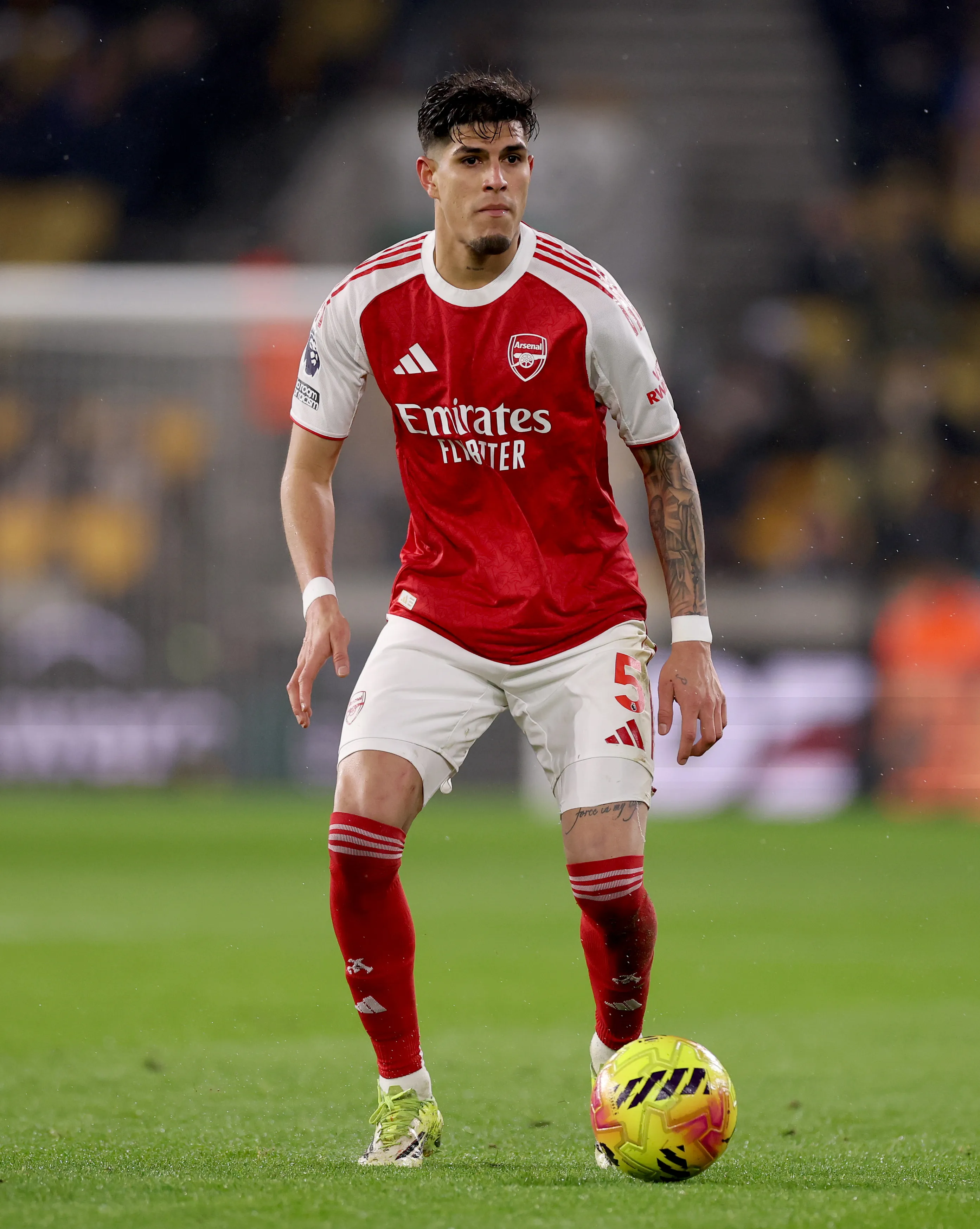 Piero Hincapié juega como titular y figura en Arsenal. (Foto: GettyImages)