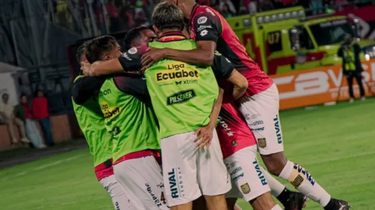 Deportivo Cuenca gana a Barcelona con 10 jugadores casi todo el partido