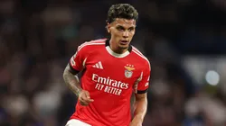 Hinchas del Benfica arremeten contra Richard Ríos.