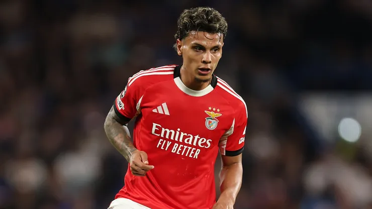 Hinchas del Benfica arremeten contra Richard Ríos.