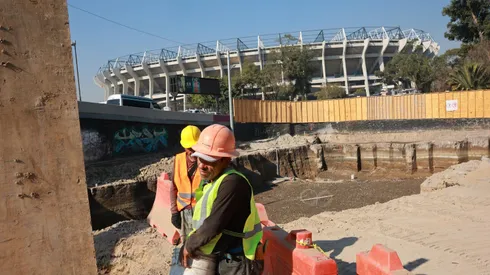 Las obras del Estadio Azteca estan demoradas, por lo que la FIFA teme mover la sede del partido inaugural entre México y Sudáfrica.