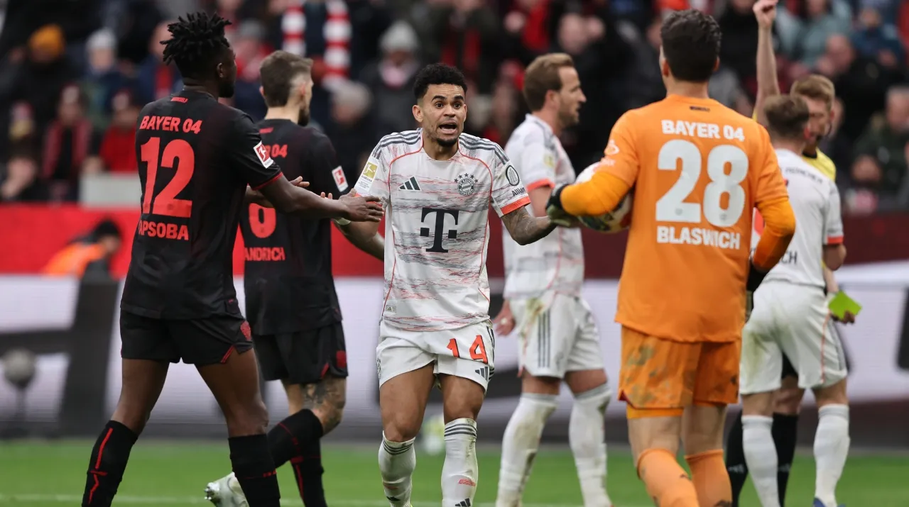 Luis Díaz y Janis Blaswich en Bayer Leverkusen vs Bayern Múnich. (Foto: Getty Images)