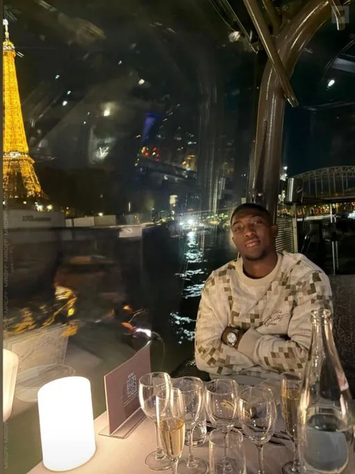 Joel Ordóñez de vacaciones en Francia. (Foto: @MrOFFSIDER)