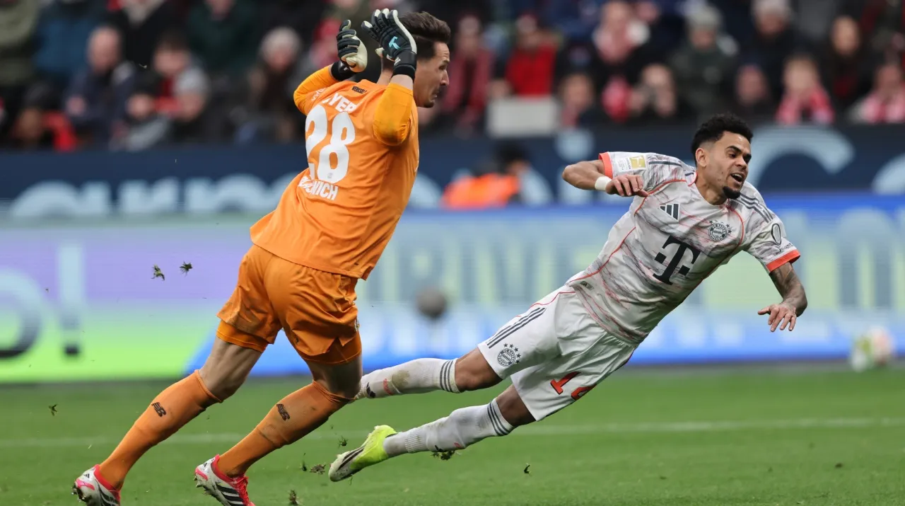 La supuesta simulación de Luis Díaz ante Bayer Leverkusen. (Foto: Getty Images)