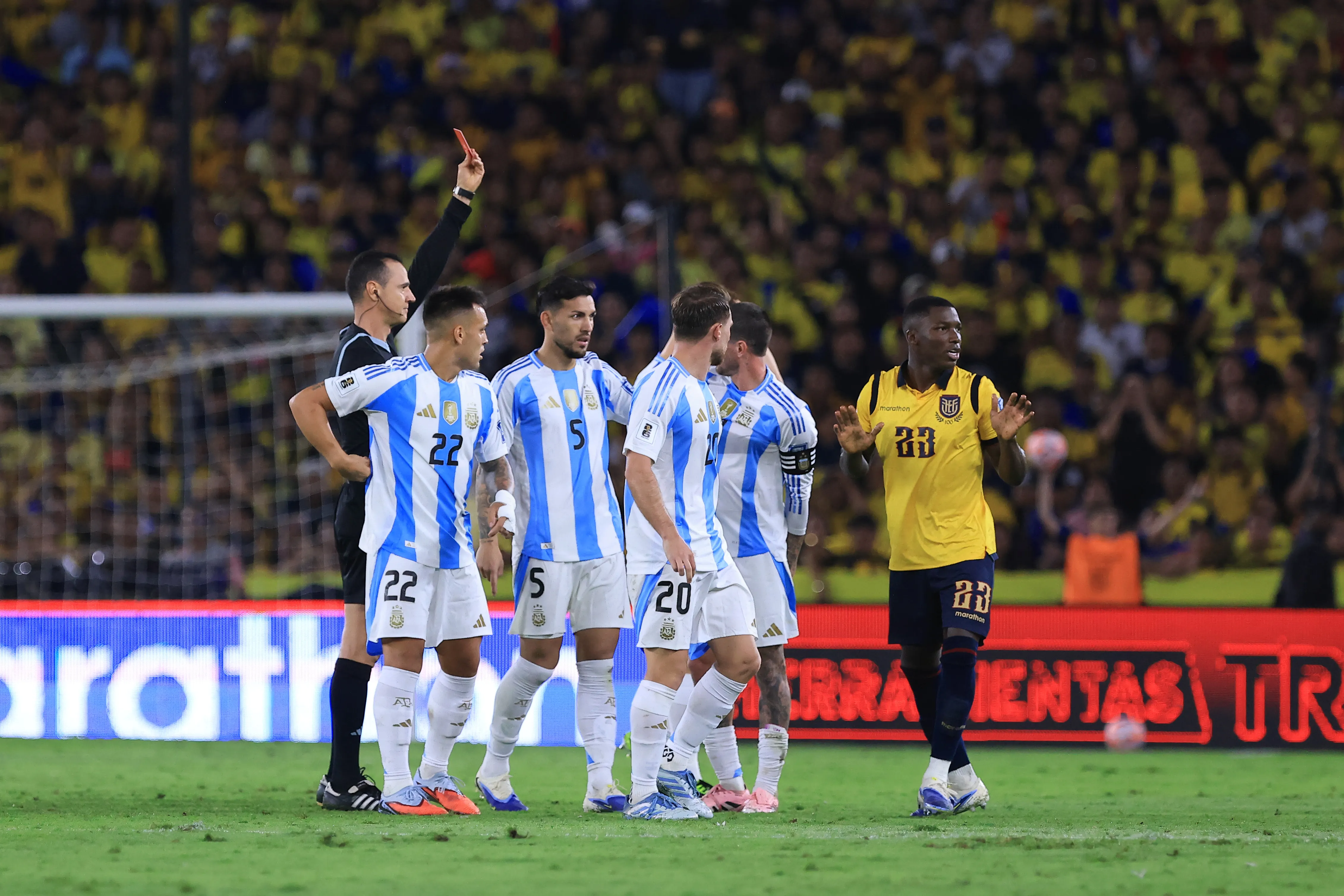 Moisés Caicedo salió expulsado ante Argentina. (Foto: GettyImages)