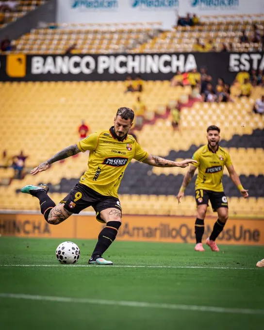 Darío Benedetto anotó su tercer gol con Barcelona.