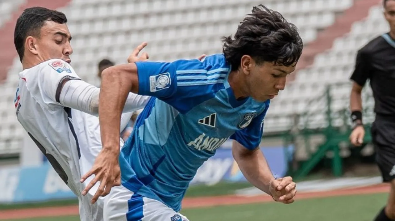 Santiago Castrillón ya entrenaba con el equipo profesional de Millonarios. (Foto: X / @azul_mfc)