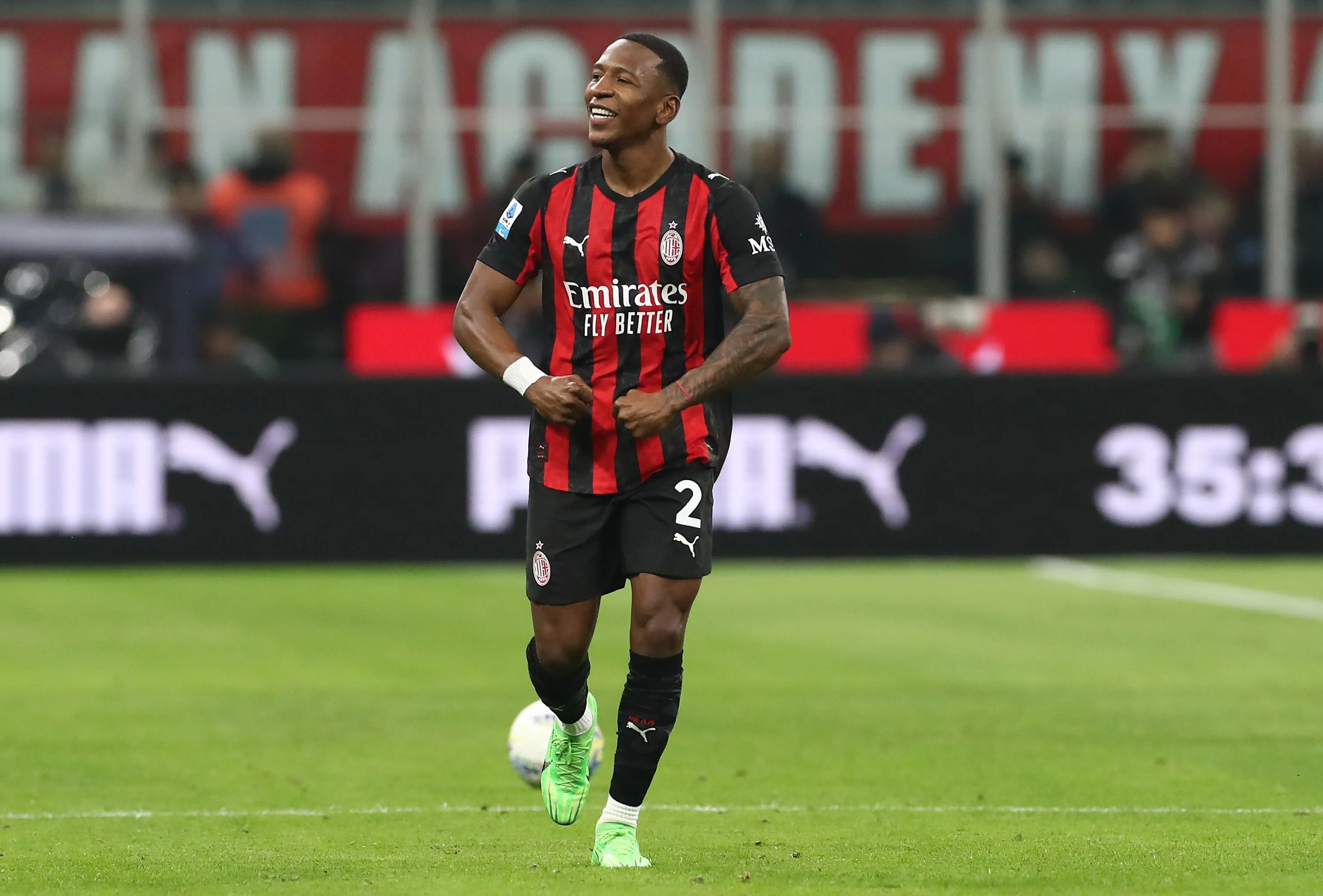 Pervis Estupiñán no ha sido regular en AC Milan. (Foto: GettyImages)