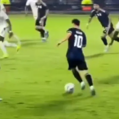 Video: Messi desafió la lógica con una jugada sin tocar el balón