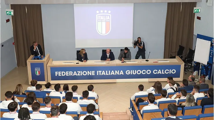 En Italia, tras quedarse afuera del Mundial 2026, no descartan obligar a los clubes de la Serie A a alinear un mínimo de 4 jugadores italianos en la formación.