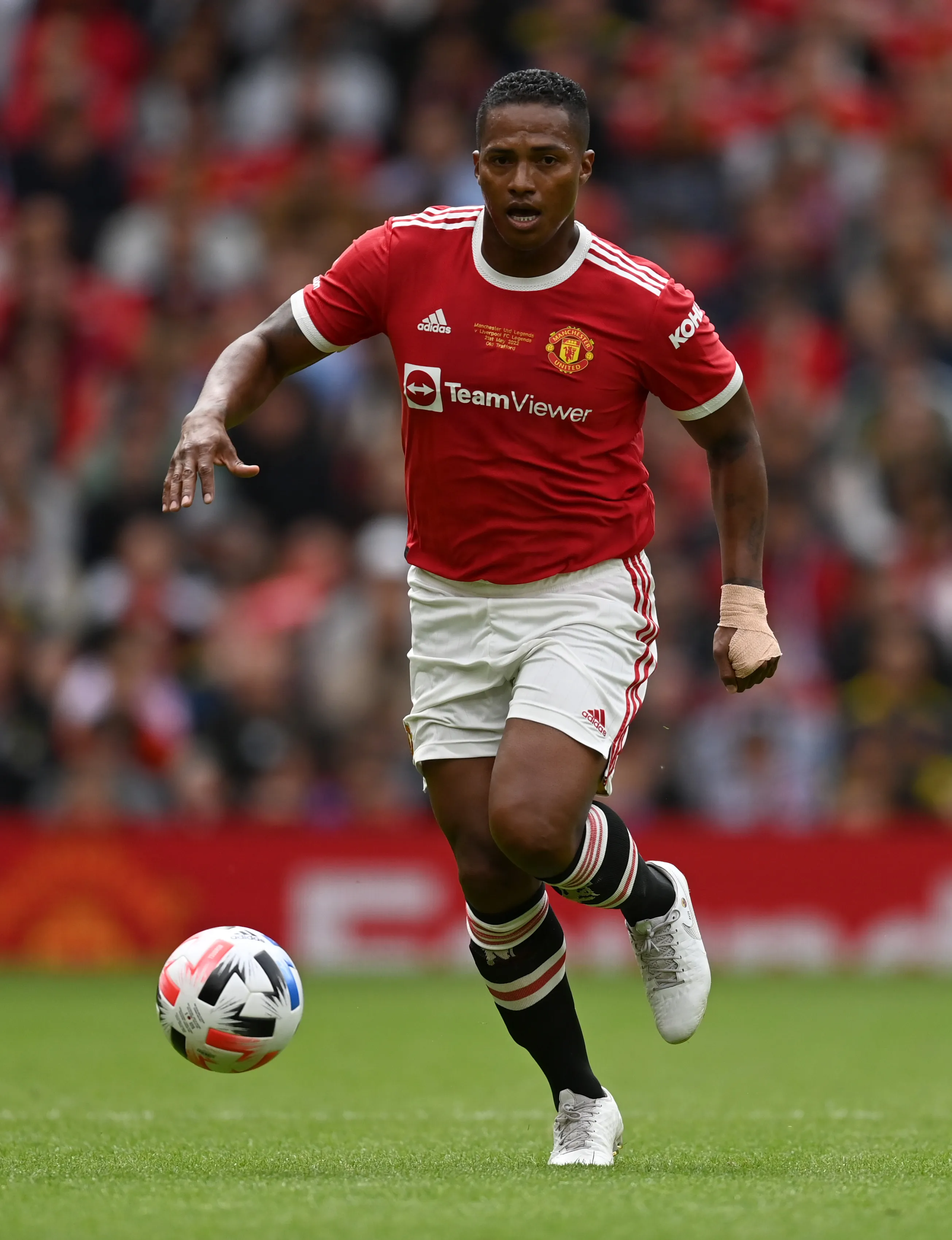 Antonio Valencia jugando con las leyendas del United. (Foto. GettyImages)