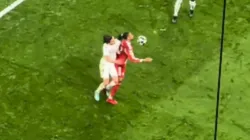 La falta a Michael Olise que todo Bayern Múnich reclamó como penalti.