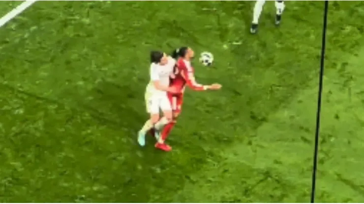 La falta a Michael Olise que todo Bayern Múnich reclamó como penalti.