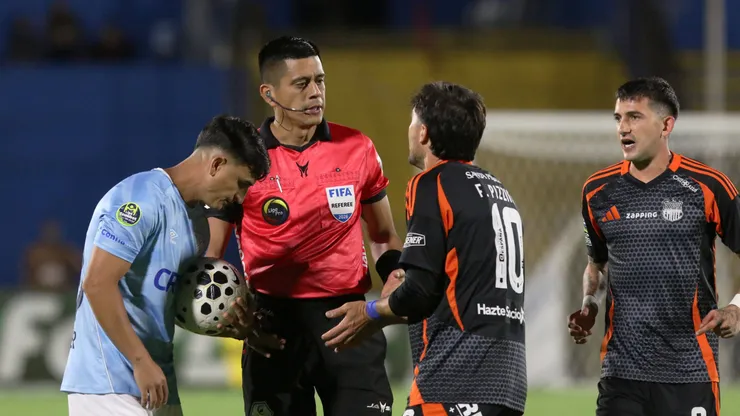 Emelec se queja contra el VAR