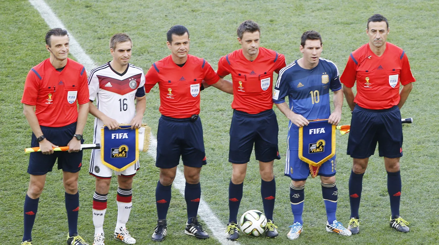 Carlos Vera en la final del Mundial 2014 (a la izquierda de Philipp Lahm).