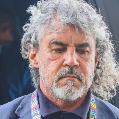 Totalmente insólito: El equipo donde está "contratado" Leonel Álvarez