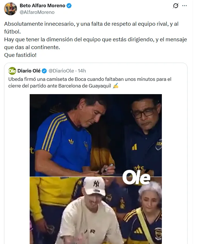 Ubeda se puso a firmar autógrafos durante el partido. (Foto: Captura de pantalla)