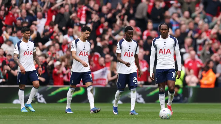 Tottenham lucha por no sumarse a los grandes descensos del siglo.