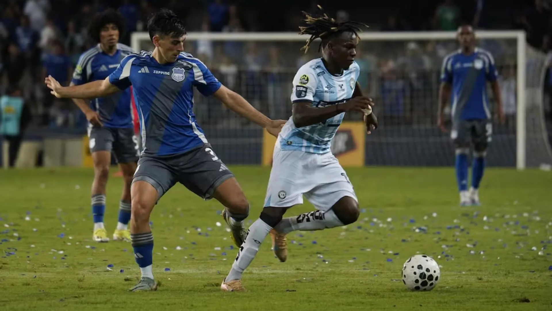 Junior Ayoví dio dos asistencias vs. Emelec.