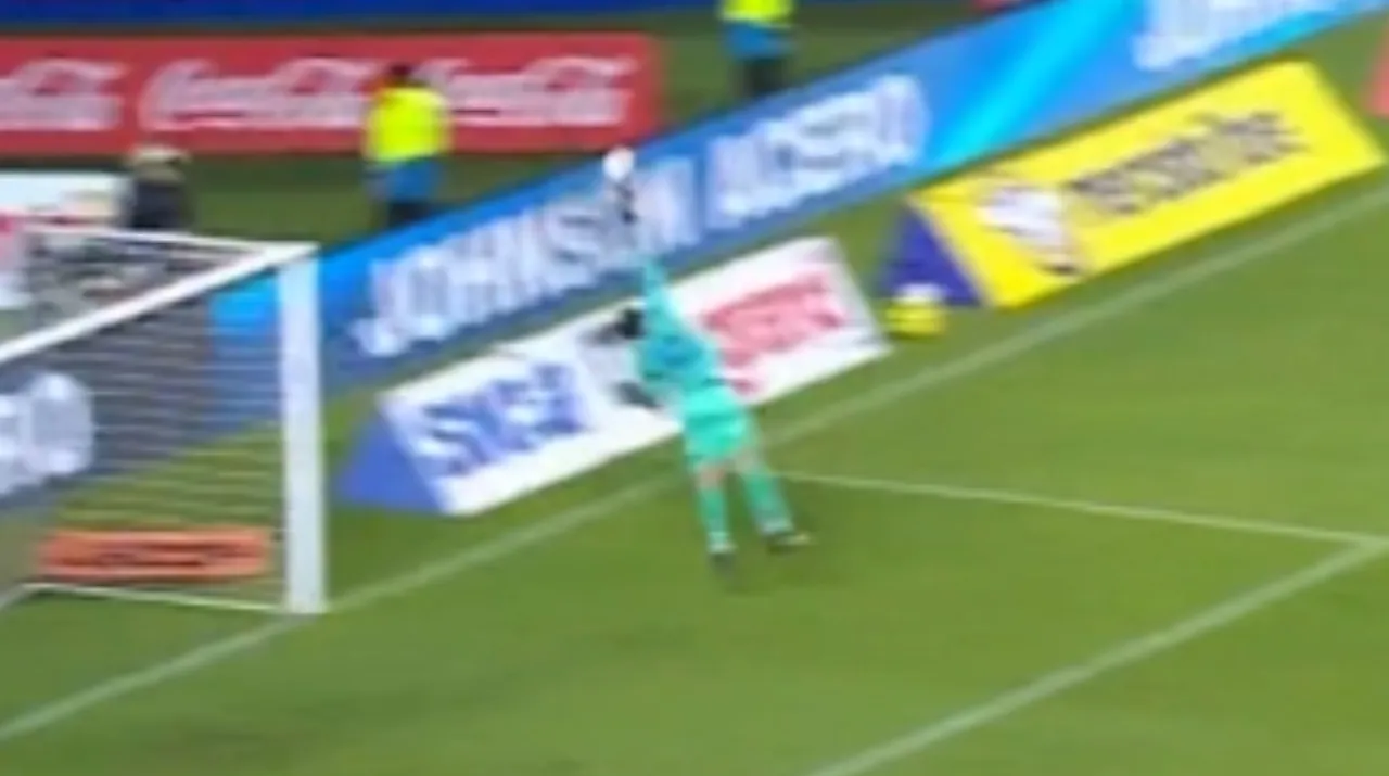 Atajada de Montero en San Lorenzo vs. Vélez Sarsfield. (Foto: X)