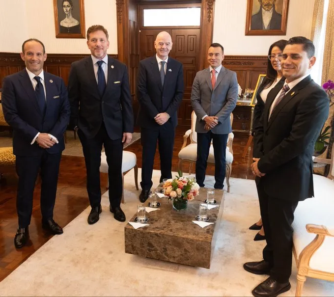 Autoridades FIFA – CONMEBOL con el presidente Daniel Noboa.