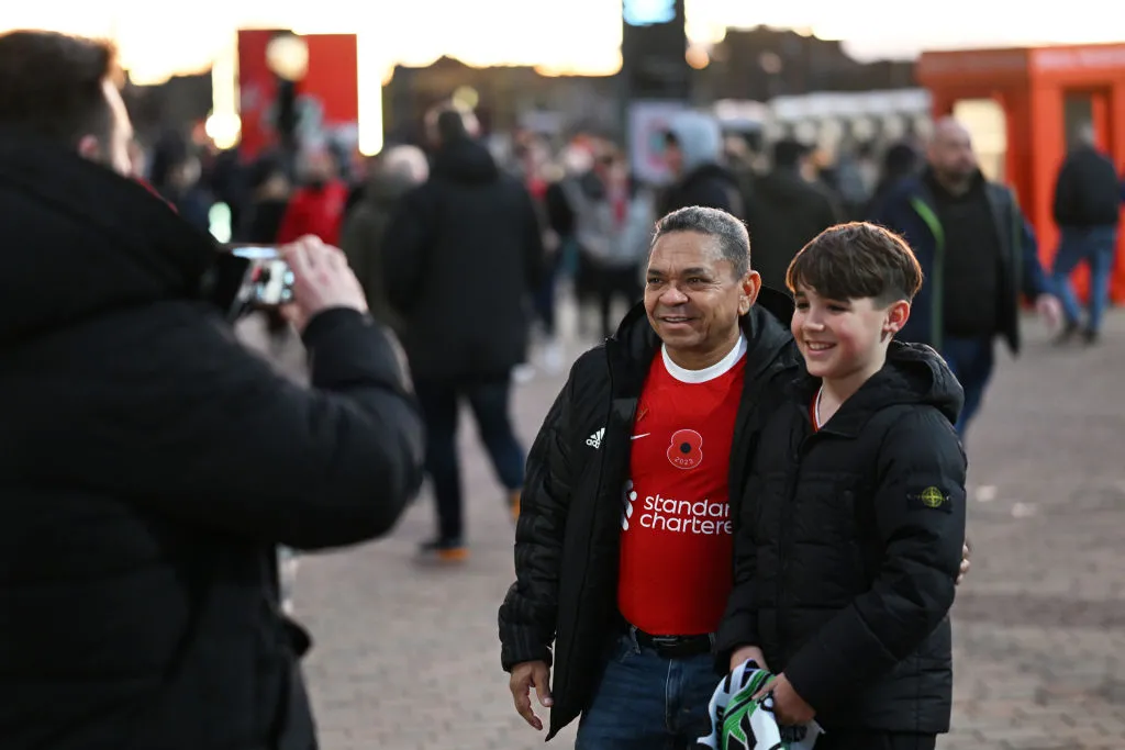 Mané Díaz fue recibido en Anfield luego de su liberación. Foto: Getty.