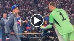 Un alcanzapelotas se negó a ceder el balón a Manuel Neuer durante el PSG vs. Bayern Munich.