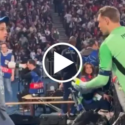 Insólito cruce de Neuer con un alcanzapelotas vs. PSG