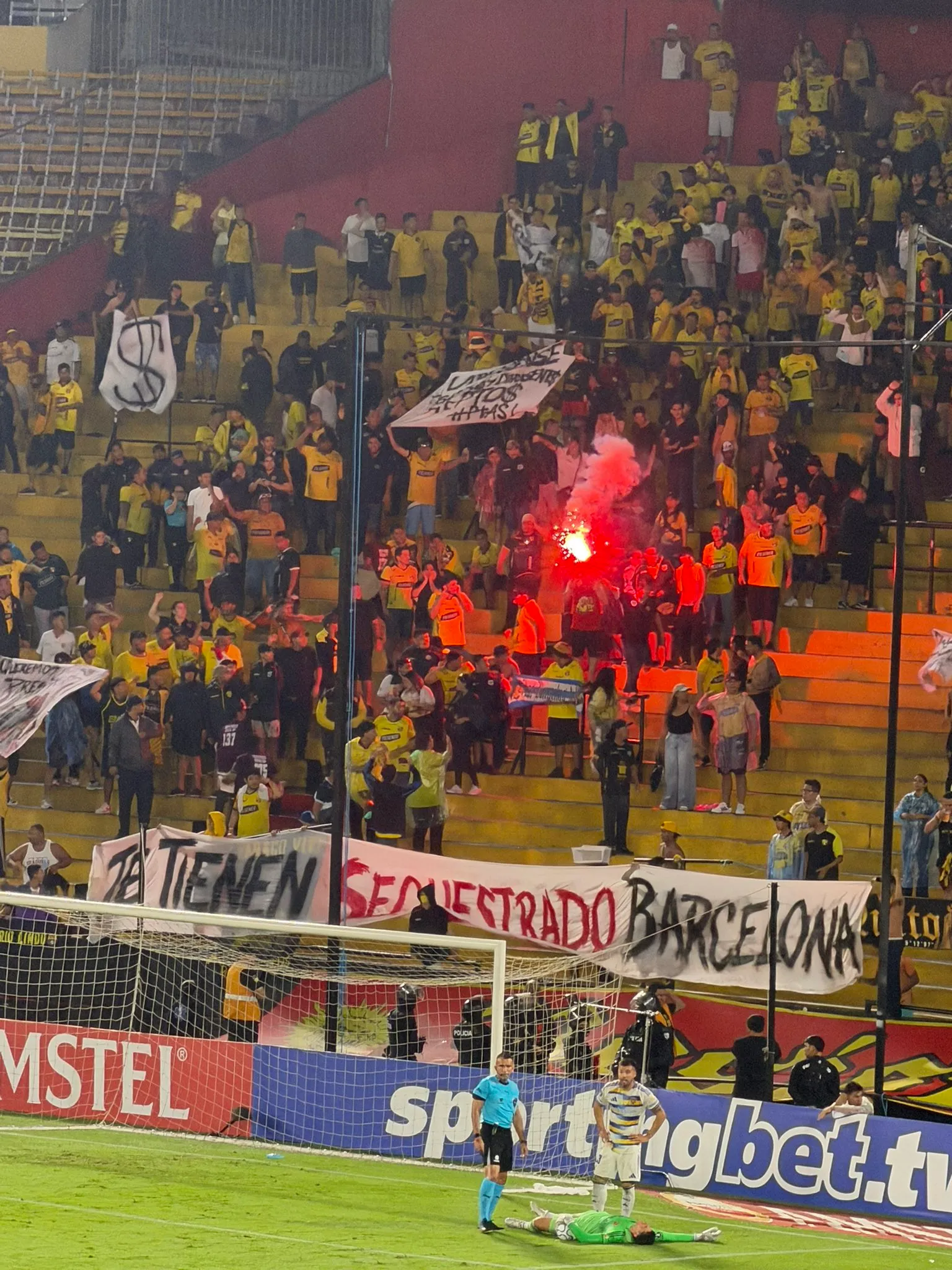 Los mensajes de los hinchas. (Foto: @sbasantes92)