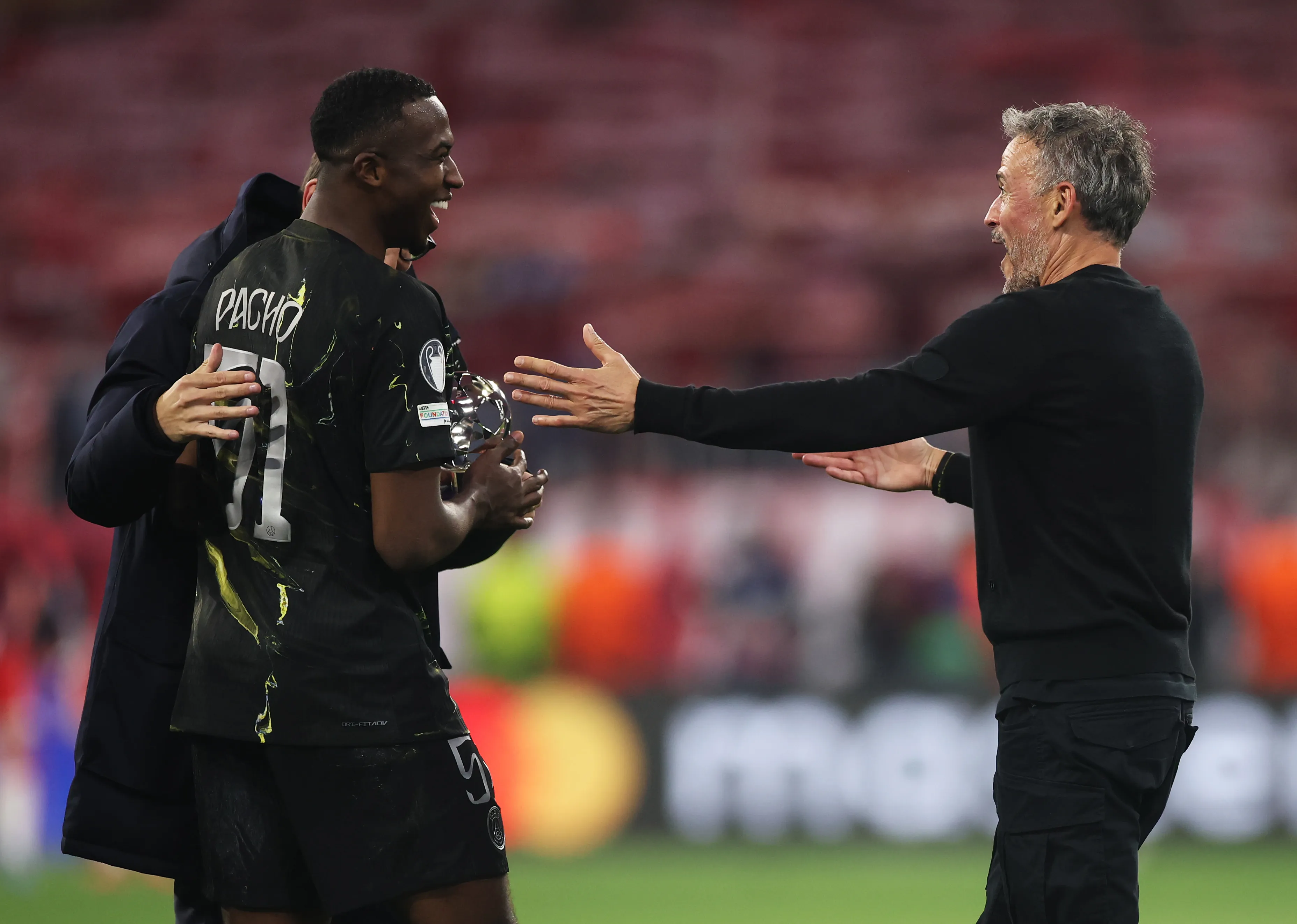Willliam Pacho celebrando con Luis Enrique la clasificación. Foto: Getty