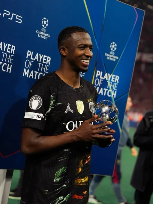 William Pacho fue elegido el mejor jugador del partido. (Foto: @PSG_espanol)