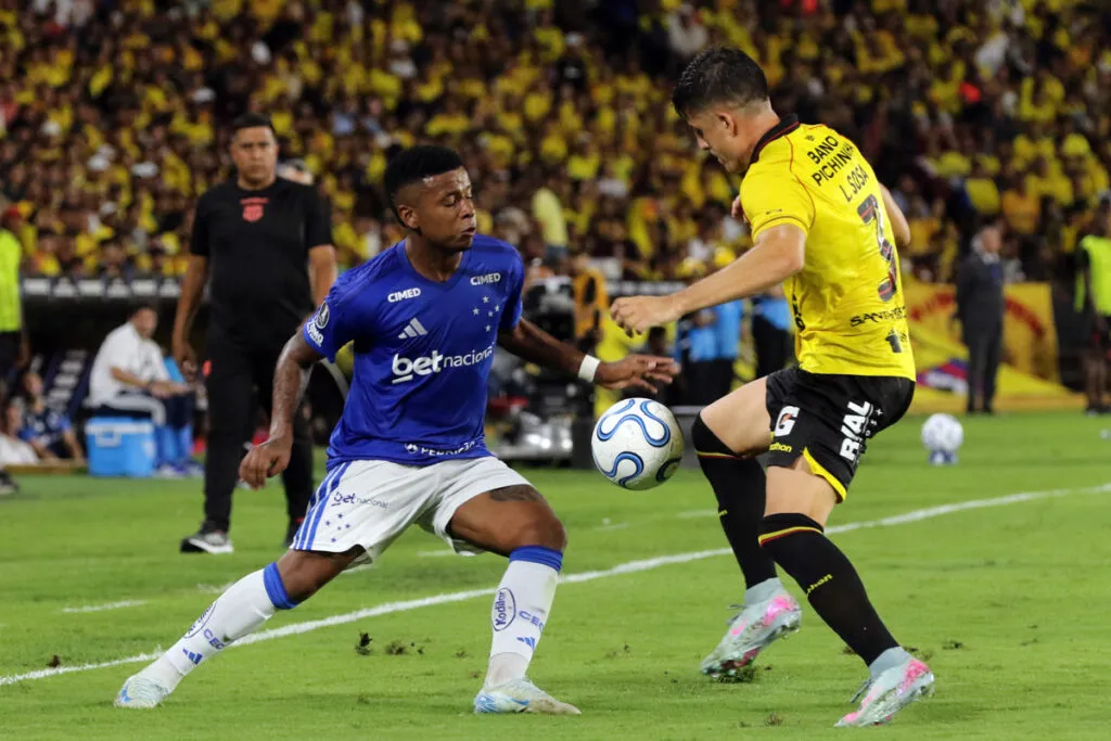 Barcelona perdió de local contra Cruzeiro y U. Católica.