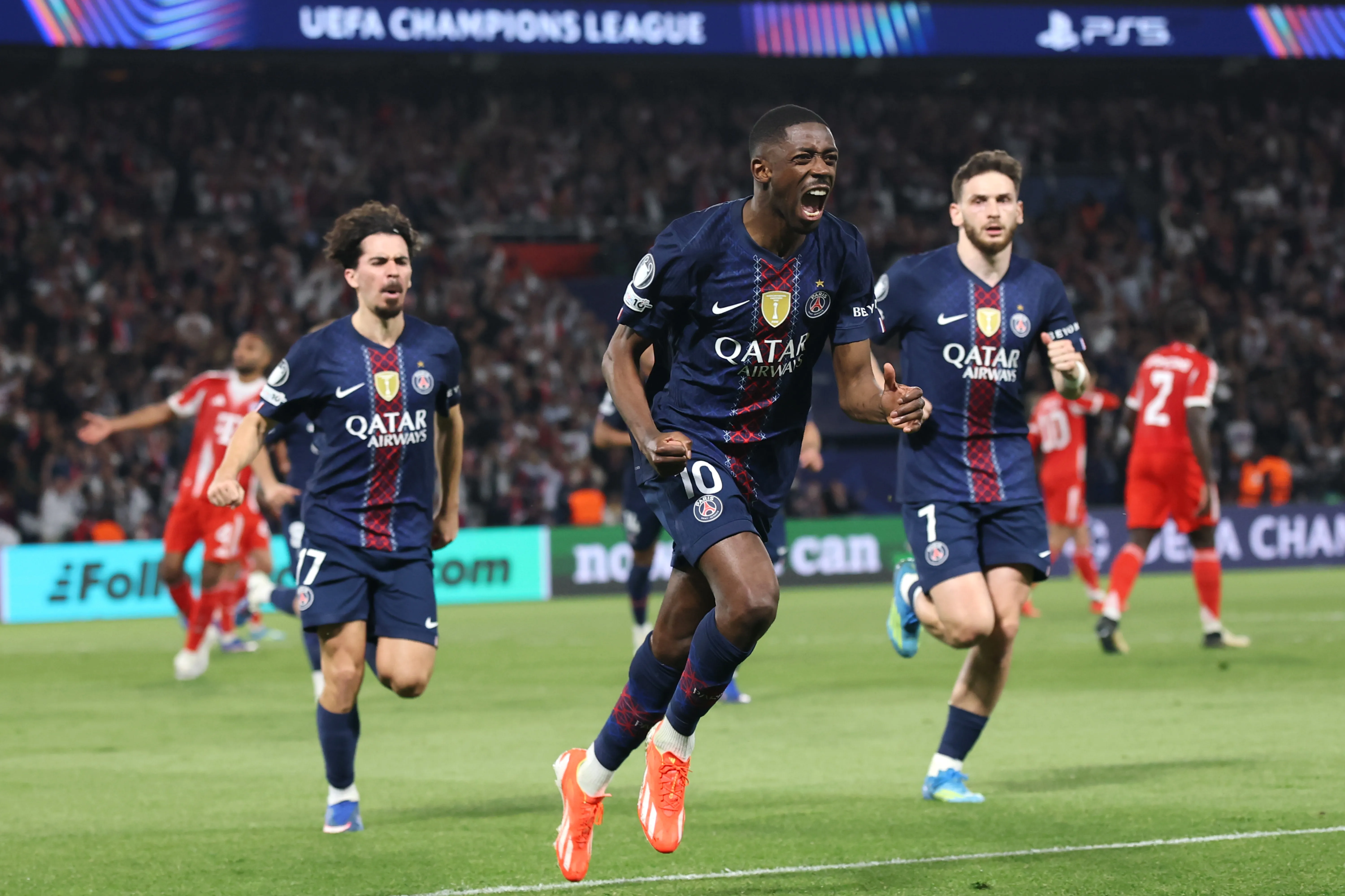 Ousmane Dembélé celebrando uno de sus tantos vs. Bayern Munich junto a Vitinha y Khvicha Kvaratskhelia. Getty Images.