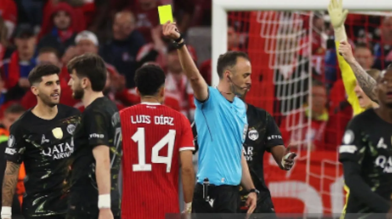 La amonestación de Díaz en Bayern vs. PSG. (Foto: Getty Images)