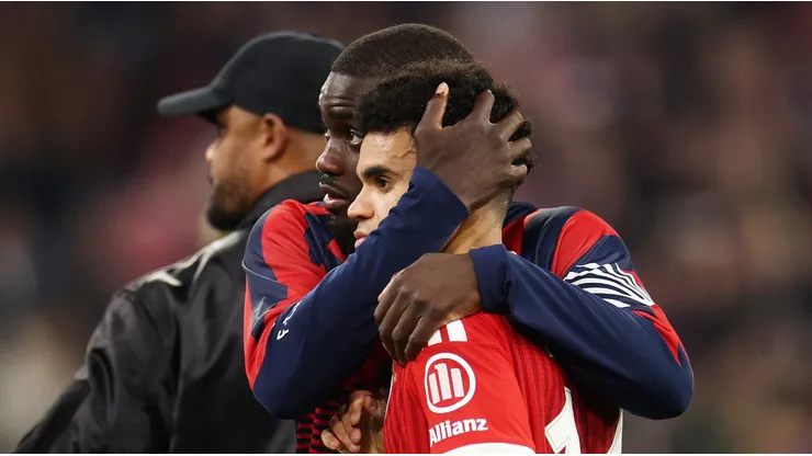 Dayot Upamecano y Luis Díaz.