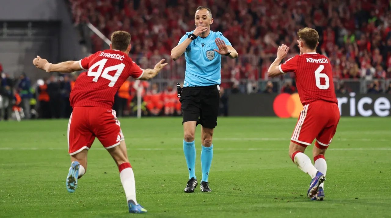 El árbitro Joao Pinheiro en Bayern vs. PSG. (Foto: Getty Images)