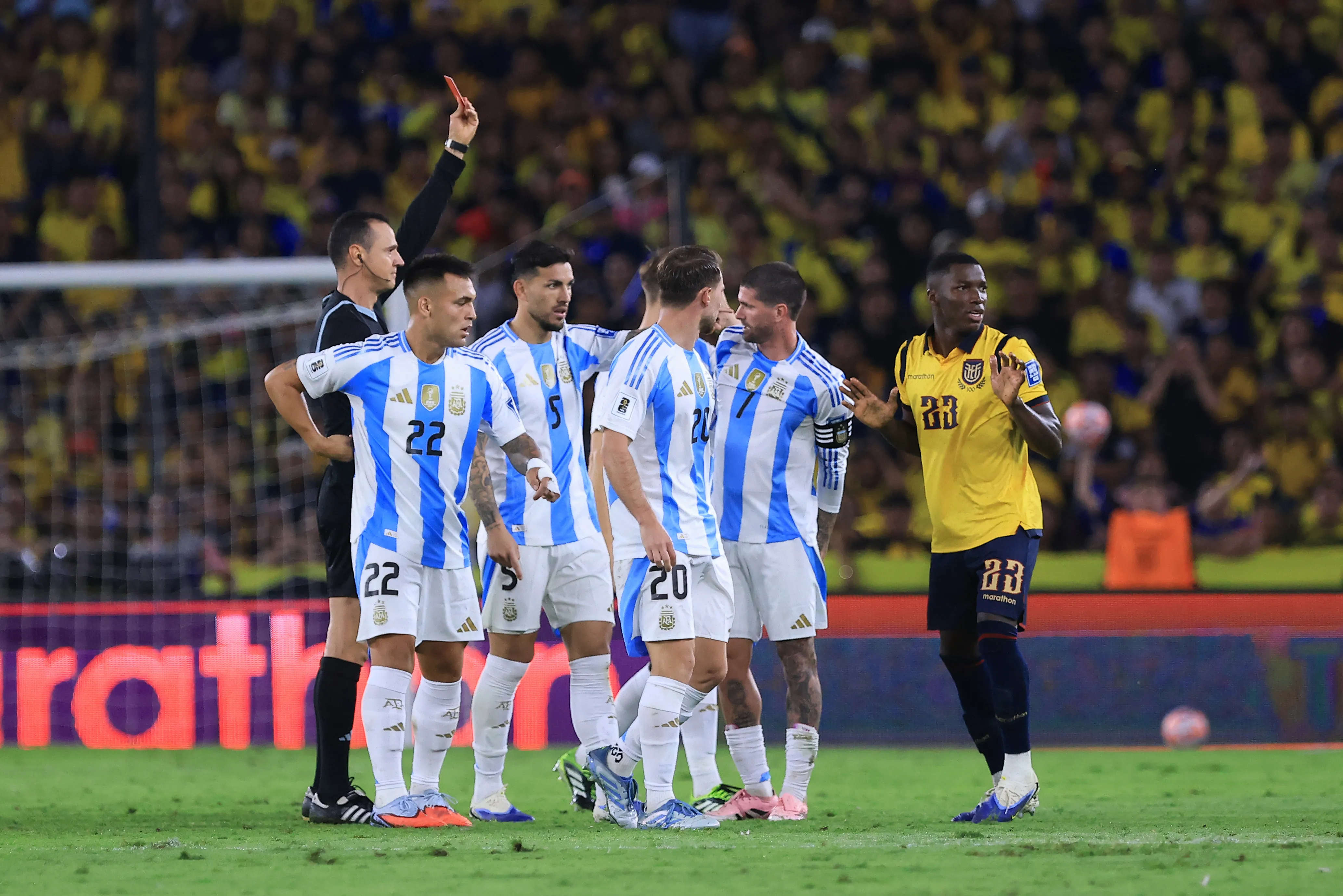 Moisés Caicedo fue expulsado vs. Argentina. Foto: Getty.