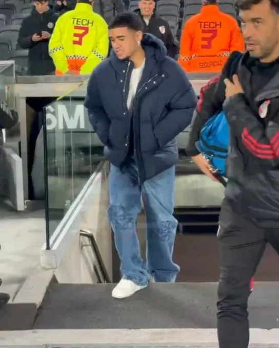 Kendry Páez llegó a la cancha para apoyar a sus compañeros. (Foto: @DiarioOle)