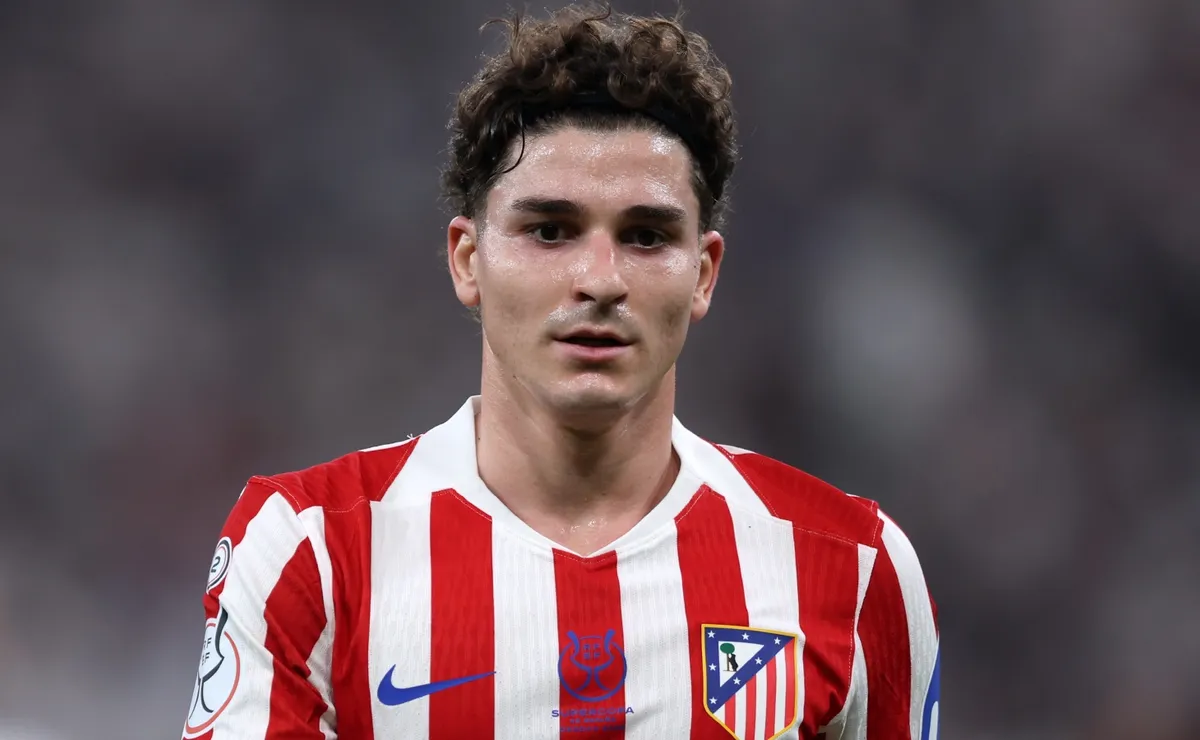 Atlético de Madrid presentó su nueva camiseta sin Julián Alvarez