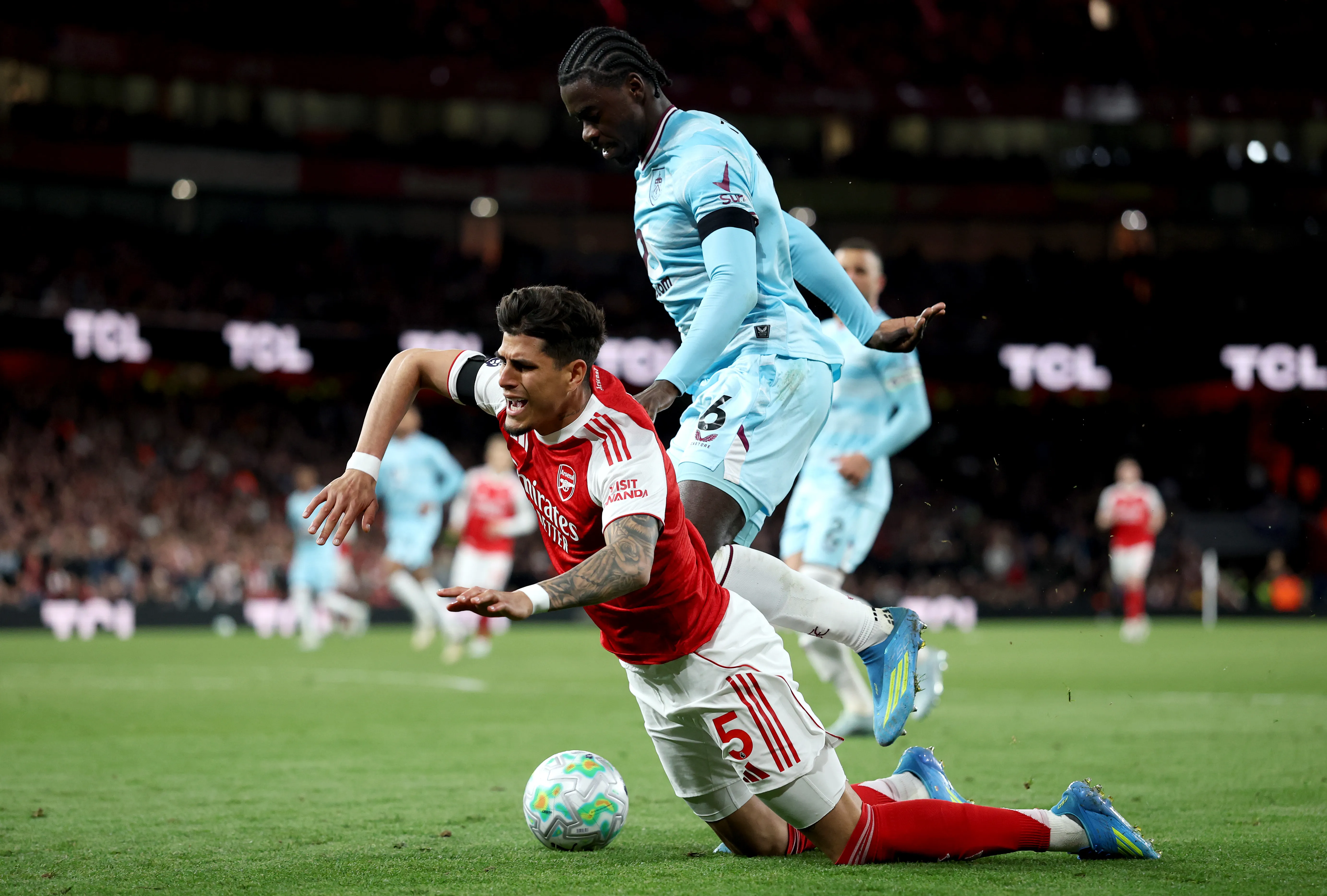Piero Hincapié viene perdiendo espacio en Arsenal. (Foto: GettyImages)