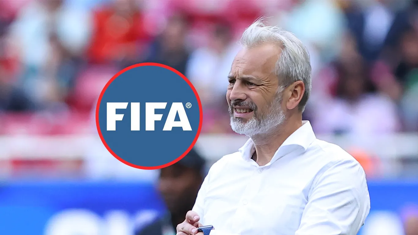 El logo de la FIFA y Sébastien Desabre