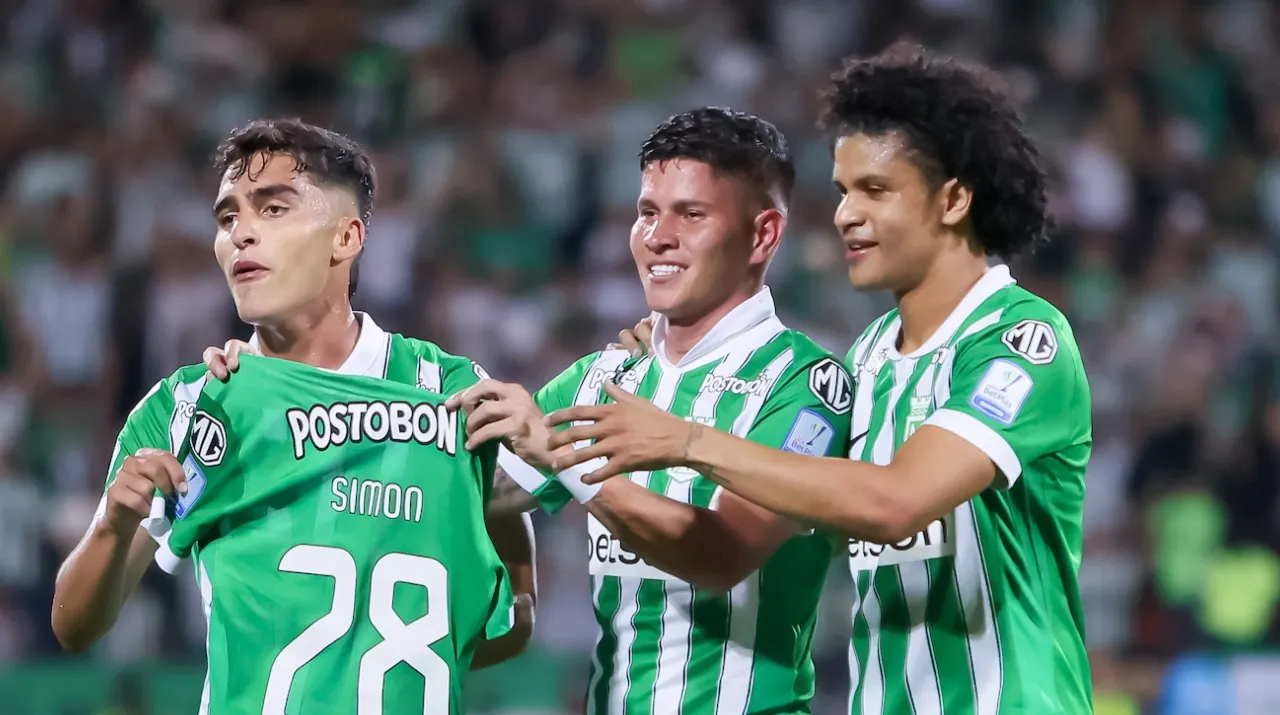 Uno de estos jugadores de Nacional fue sancionado. (Foto: Vizzor Image)